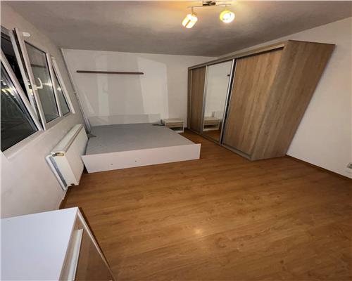 Vanzare Apartament 3 Camere Semidecomandat Aparatorii Patriei-Al.Ciceu